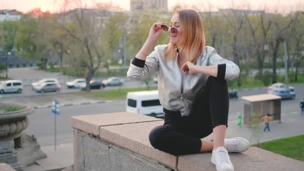 Vida urbana jovem senhora cidade centro rua vista — Vídeo de Stock