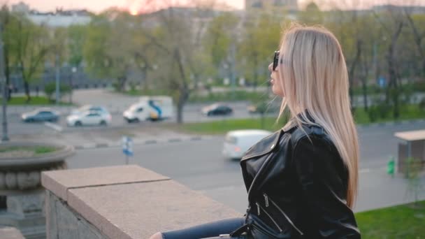 Міське життя блондинка леді центр міста вид на вулицю — стокове відео