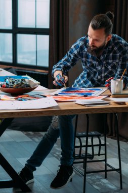 sanatçı stüdyo sanat adam boyama konsantrasyonu