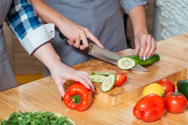 Kadınlar salata yapıyor sağlıklı beslenme tarzı