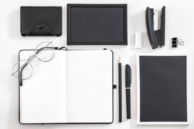 iş adamı çalışma yeri ofis malzemeleri