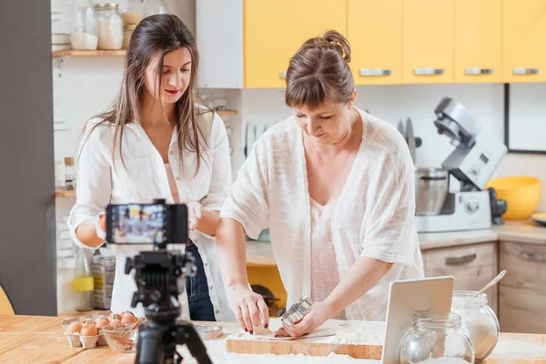 Cozinhar vlog mãe filha massa assar pastelaria — Fotografia de Stock