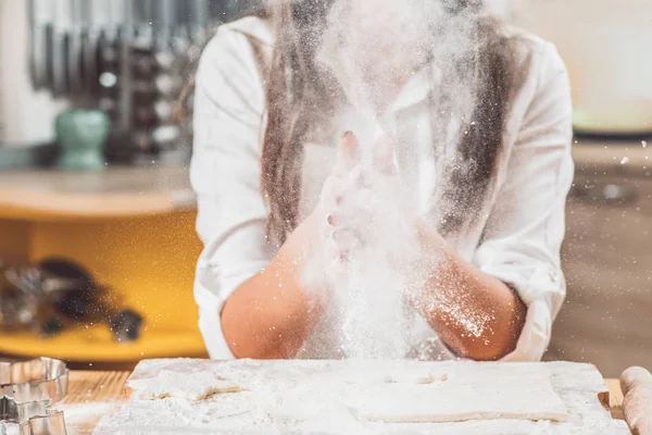 Mujer aplaudiendo manos harina salpicadura hornear ocio — Foto de Stock