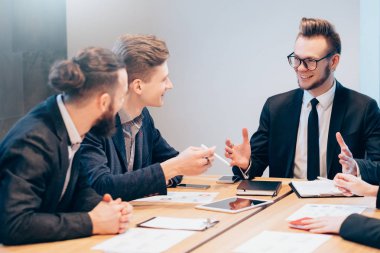 proje hedeflerini tartışan iş toplantısı