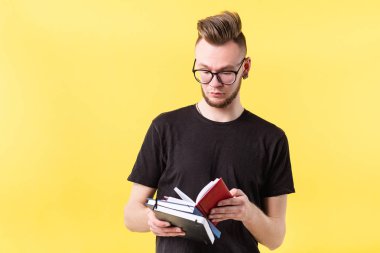 kendini organize kendine güvenen genç hipster adam