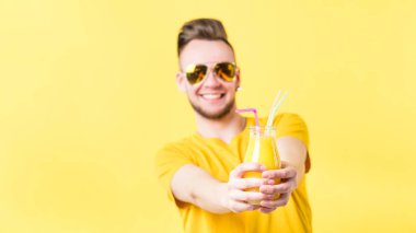 heyecanlı adam şişe yüzlü sağlıklı kilo kaybı