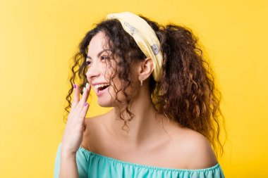 mutlu mutlu genç boho kadın duygu duygu