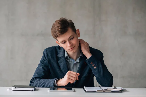 Office routine confused young business man — Stock Photo, Image
