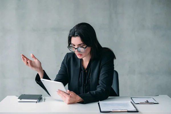 Oficina rutina confundido éxito mujer de negocios — Foto de Stock