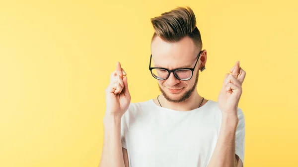 Joven hombre hipster cruzado dedos deseo suerte —  Fotos de Stock