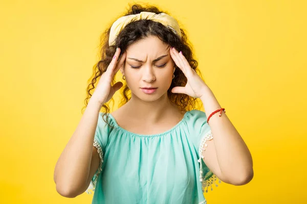 Benadrukte geconcentreerde pijn hoofdpijn emotioneel meisje — Stockfoto