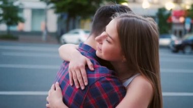 miss sevgi samimi çift kucaklama sokak