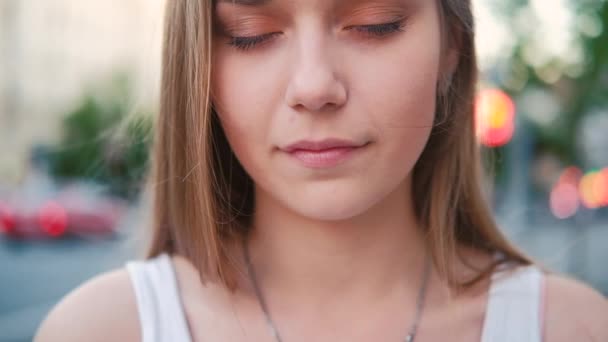 Feliz contenido mirada mujer retrato sonrisa ojos — Vídeos de Stock