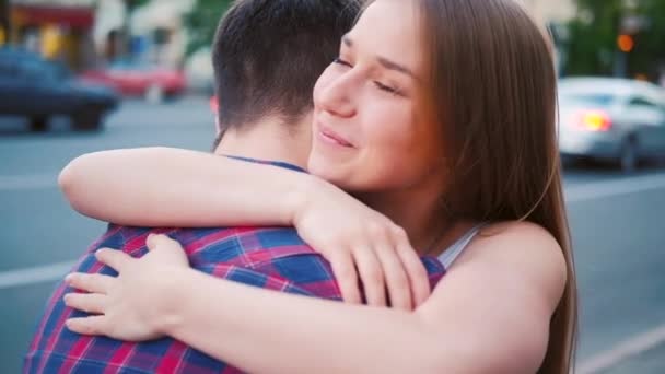 Amor relacionamento feliz reunião casal abraço rua — Vídeo de Stock