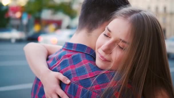 Péče láska výraz intimní pár objetí — Stock video