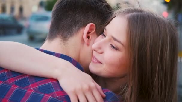 láska přiznání sladký dospívající párek objetí ulice