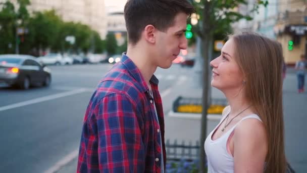 Романтична привабливість пара флірт солодкі підлітки — стокове відео