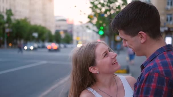 Doce casal falando adolescente amoroso relacionamento — Vídeo de Stock