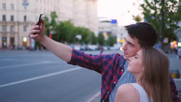 Casal urbano lazer estilo de vida selfie cidade rua — Vídeo de Stock