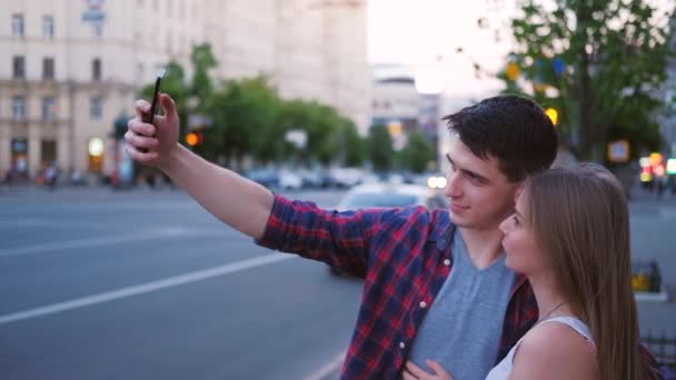 Tecnologia adolescente estilo de vida casal selfie telefone — Vídeo de Stock