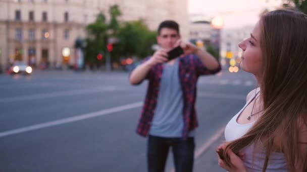 十代のライフスタイルベーン女性ストリート写真撮影 — ストック動画