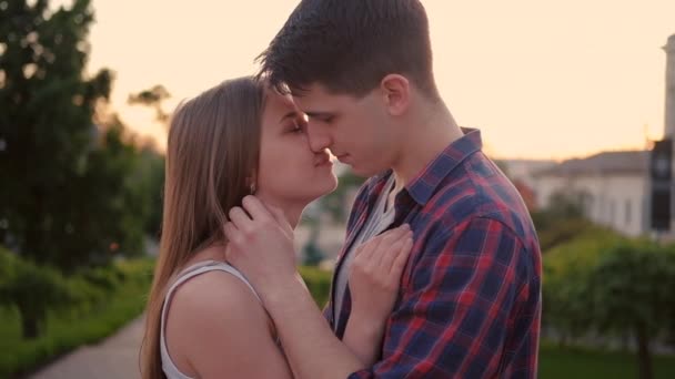 Любовные отношения счастливая пара уличный поцелуй закат — стоковое видео