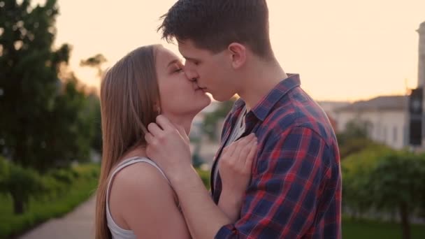 Felicidade casal beijo pôr do sol homem mulher abraço — Vídeo de Stock