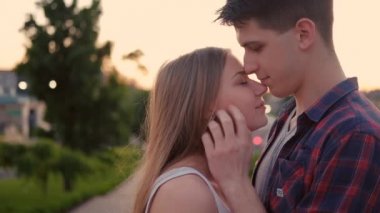 aşk samimi duygular çift sarılmak öpücük gün batımı