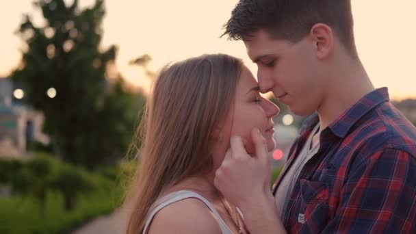 Amore sentimenti sinceri coppia abbraccio bacio tramonto — Video Stock