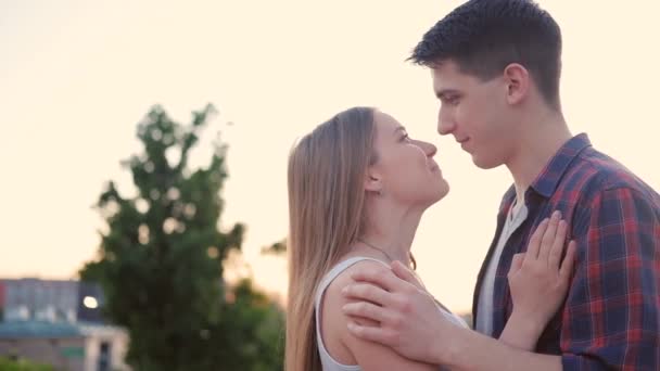 Cariñosa amor sincero pareja beso calle — Vídeo de stock