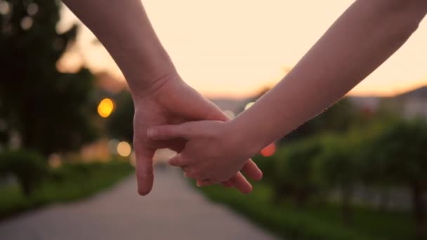 Tatlı ilişki çift bağ closeup el ele tutuşun — Stok video