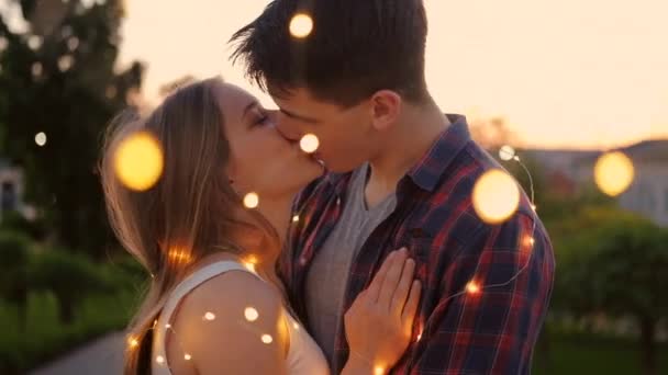 Romántico fecha hombre mujer abrazo beso hadas luces — Vídeo de stock