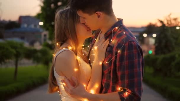 Romántico fecha hombre mujer abrazo beso hadas luces — Vídeo de stock