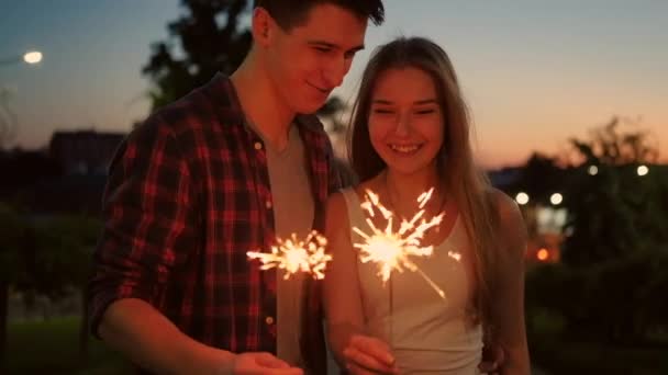 Pareja diversión ocio celebración bengala luz — Vídeo de stock