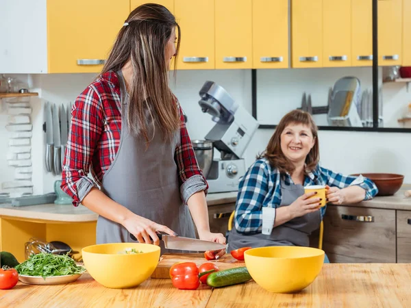 Dotter mamma matlagning sallad te tid tillsammans — Stockfoto