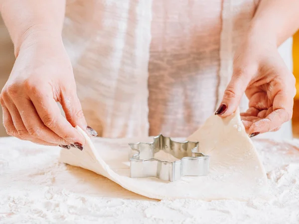 Домашняя выпечка женские руки печенье резак пирожные — стоковое фото