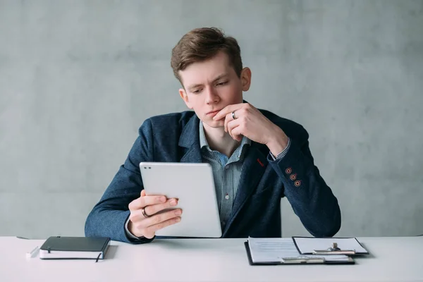 Jonge hr manager betrokken gezichtsuitdrukking — Stockfoto