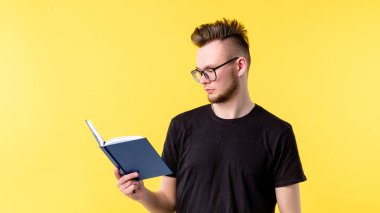 Genç adam kitap okuyor profesyonel gelişim