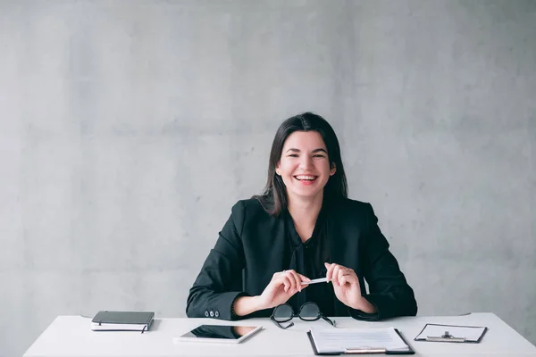 Leader femminile di successo felice donna d'affari — Foto Stock