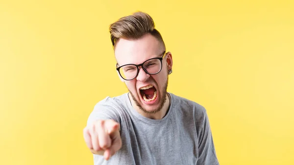 Hombre enfurecido gritando señalando la boca ira abierta — Foto de Stock