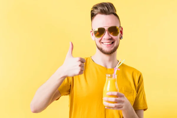 Lachende man fles smoothie gezonde Vruchtendrank — Stockfoto