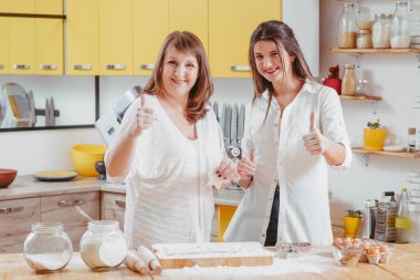 anne kızı birlikte pasta eğlence pişirme