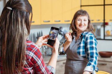 sağlıklı beslenme alışkanlığı kadın mutfak akıllı telefon blog