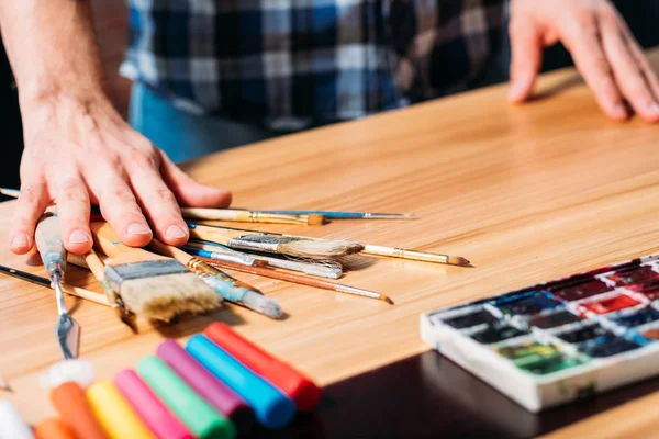 Artista ferramentas pincéis homem mãos processo de arte — Fotografia de Stock