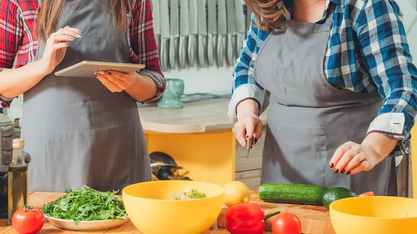 Aula de culinária on-line cozinha caseira lazer familiar — Fotografia de Stock