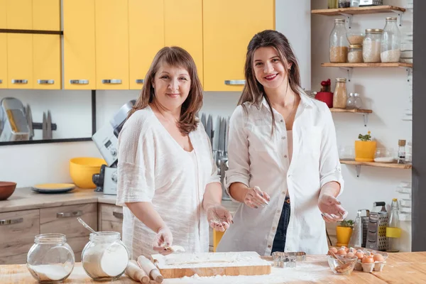 anne kızı pişirme kadın hamur hobi eğlence