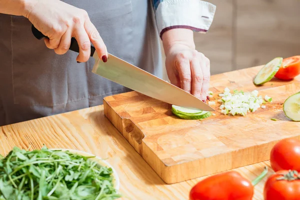 Mujer manos cortar pepino dieta saludable — Foto de Stock