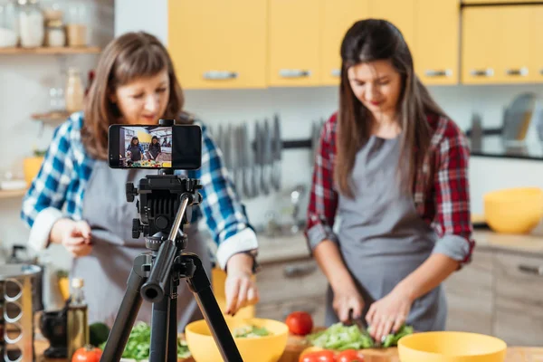 Familj hobby hälsosam kost kulinarisk videoblogg — Stockfoto