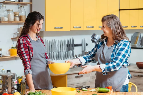 Familj kulinariska mästarklass matlagning hobby — Stockfoto