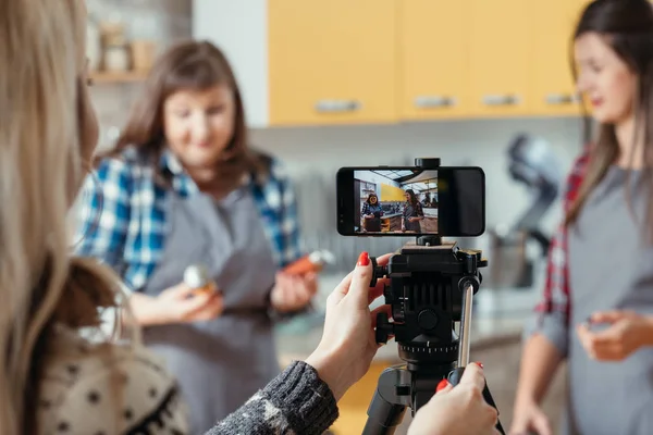 料理 vlog 女性食事アシスタント スマートフォン ビデオ — ストック写真